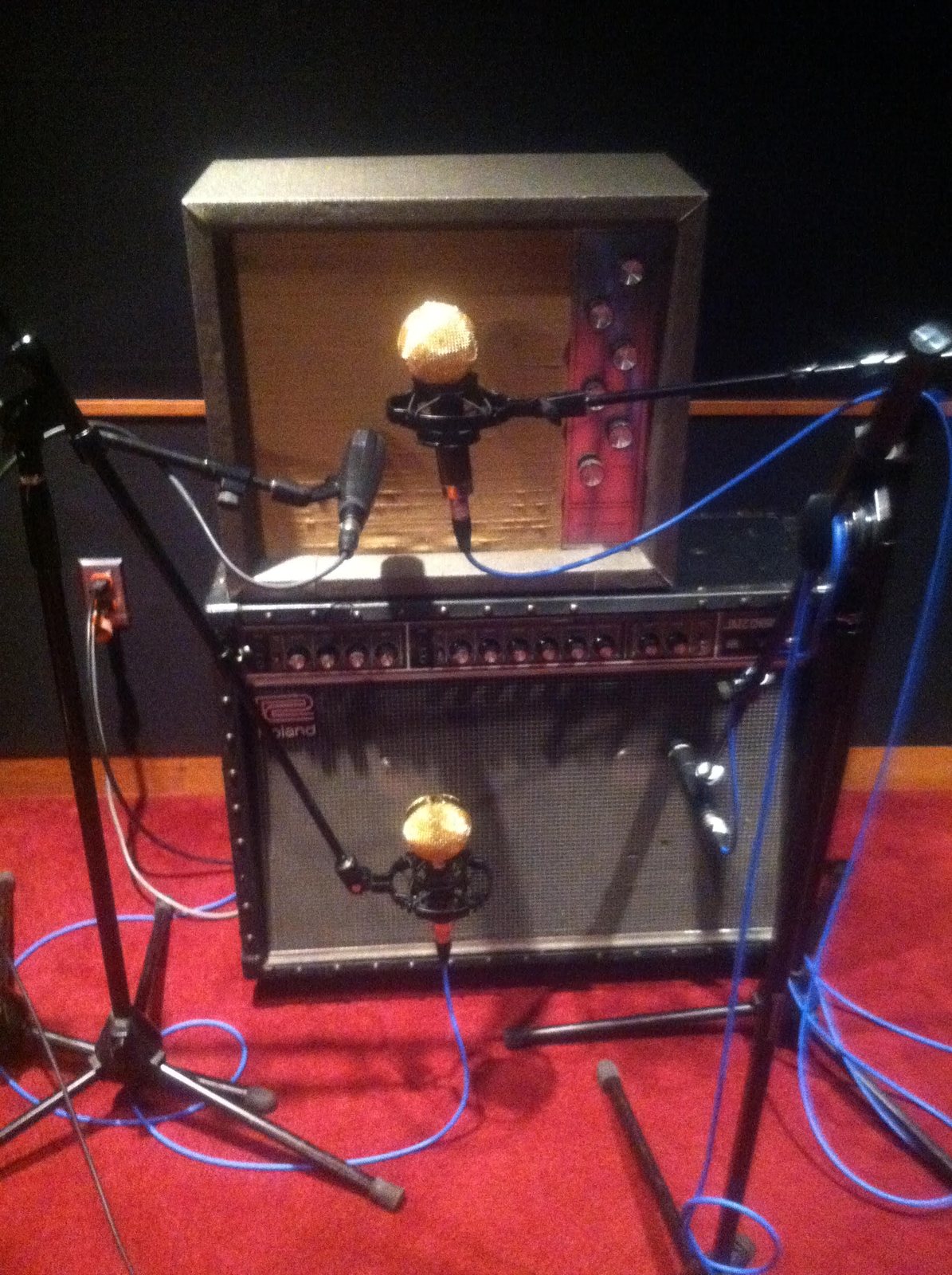 Guitar cabinet miked with ribbon microphones